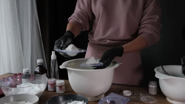 Handgemaakte badbommen proces. Voorbereiding van badbommen. Ingrediënten en bloemdecoratie op een houten vintage tafel. — Stockvideo