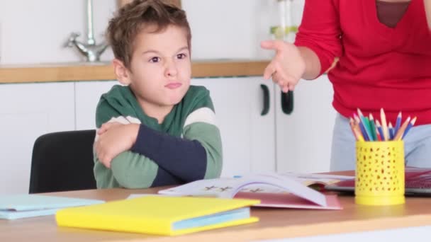 Wütende ernsthafte Mutter, die faule, unmotivierte Schüler, Kinder Bildungsprobleme, Eltern-Kind-Konflikte belehrt. Gestresste Mutter und Sohn frustriert über gescheiterte Hausaufgaben. — Stockvideo