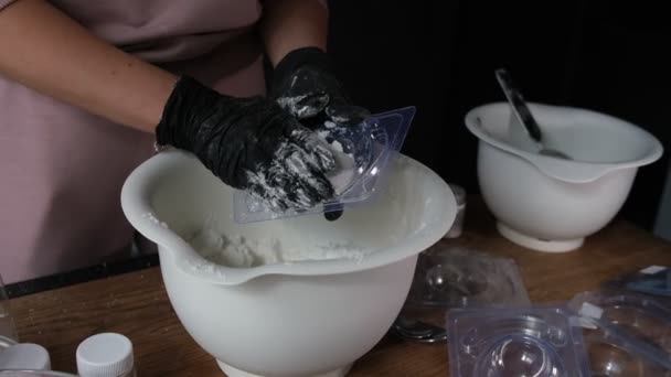 Proceso de bombas de baño hechas a mano. Preparación de bombas de baño. Ingredientes y decoración floral en una mesa vintage de madera. — Vídeo de stock