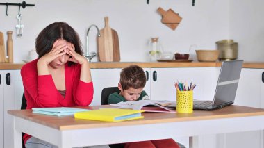 Öfkeli, ciddi bir anne, tembel, motivasyonsuz okul çocuğuna, çocukların eğitim sorununa, ebeveynlerin ve çocukların anlaşmazlığına ders veriyor. Stresli anne ve oğlu ödevlerini yapamadığı için hayal kırıklığına uğramış..