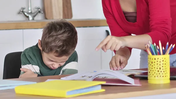 Arrabbiato grave mamma conferenza pigro scolaro immotivato, problemi di educazione dei bambini, genitori e conflitti infantili. Madre e figlio stressati frustrati per i compiti di fallimento. — Foto Stock