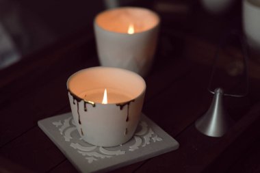 Mumları yak. Zihinsel sağlık, kişisel bakım, stres yok, sağlıklı alışkanlık, farkındalık yaşam tarzı, endişe giderme konsepti.