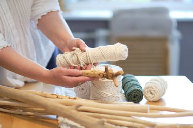 El yapımı makrome doku deseni yakın plan. ECO dostu modern örgü doğal dekorasyon konsepti. Güzel boho makrome duvar paneli rahat bir atmosfer ekler.