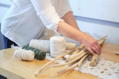 El yapımı makrome doku deseni yakın plan. ECO dostu modern örgü doğal dekorasyon konsepti. Güzel boho makrome duvar paneli rahat bir atmosfer ekler.