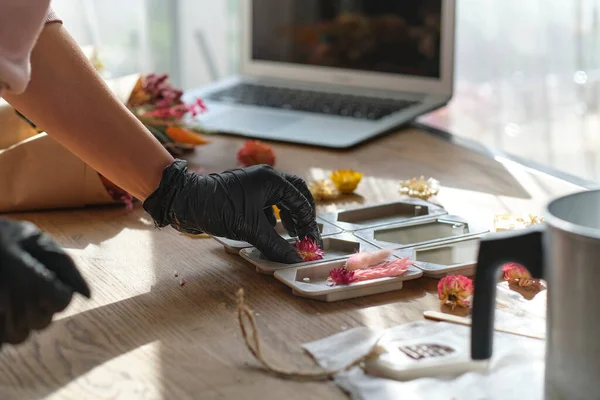 Vrouw zakenvrouw creëert een gearomatiseerde wax tablet thuis. creatief beroep. hoe om te beginnen geld te verdienen op een hobby concept. — Stockfoto