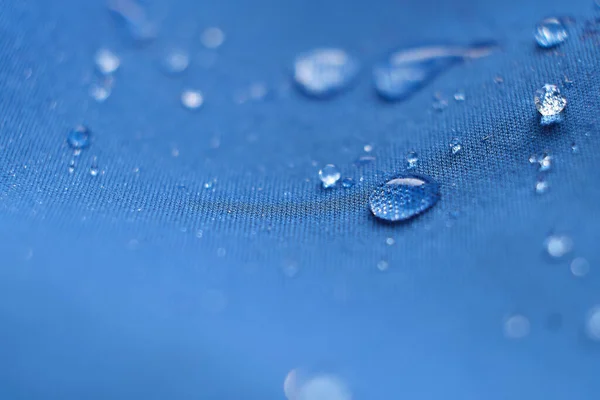 Wasser Proof Textile Block Wasser passieren, um trocken zu bleiben. Wasserperlen auf Stoff. — Stockfoto