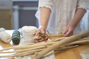 El yapımı makrome doku deseni yakın plan. ECO dostu modern örgü doğal dekorasyon konsepti. Güzel boho makrome duvar paneli rahat bir atmosfer ekler.