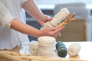 El yapımı makrome doku deseni yakın plan. ECO dostu modern örgü doğal dekorasyon konsepti. Güzel boho makrome duvar paneli rahat bir atmosfer ekler.