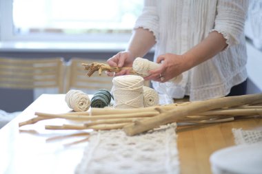 El yapımı makrome doku deseni yakın plan. ECO dostu modern örgü doğal dekorasyon konsepti. Güzel boho makrome duvar paneli rahat bir atmosfer ekler.