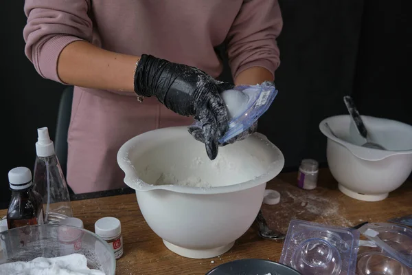 Χειροποίητες βόμβες μπάνιου διαδικασία. Προετοιμασία βομβών μπάνιου. Συστατικά και floral διακόσμηση σε ένα ξύλινο vintage τραπέζι. — Φωτογραφία Αρχείου