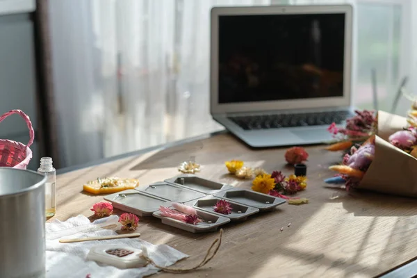 Donna d'affari crea una tavoletta di cera aromatizzata a casa. professione creativa. come iniziare a fare soldi su un concetto di hobby. — Foto Stock