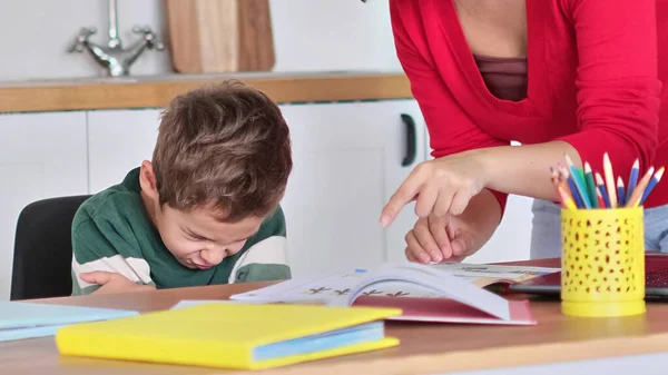 Arrabbiato grave mamma conferenza pigro scolaro immotivato, problemi di educazione dei bambini, genitori e conflitti infantili. Madre e figlio stressati frustrati per i compiti di fallimento. — Foto Stock