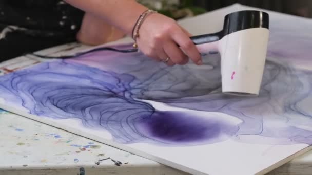 Artista desenha abstração com tinta. secador de cabelo borra rímel criando um desenho abstrato — Vídeo de Stock