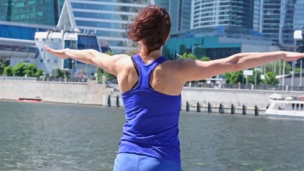 Athlétique femme d'âge moyen échauffement avant l'entraînement, faire des exercices d'étirement. — Video