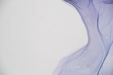 Mavi soyut sanat arkaplan dokusu beyaz. Beyaz kağıdın üzerindeki hassas boya lekeleri. yumuşak odak