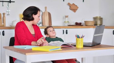 Öfkeli, ciddi bir anne, tembel, motivasyonsuz okul çocuğuna, çocukların eğitim sorununa, ebeveynlerin ve çocukların anlaşmazlığına ders veriyor. Stresli anne ve oğlu ödevlerini yapamadığı için hayal kırıklığına uğramış..