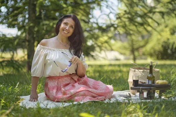 Retrato retrato de uma mulher madura confiante. mulher sorrindo olhando para a câmera com grande sorriso. Mulher de meia-idade bem sucedida descansando no parque. — Fotografia de Stock