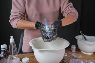 El yapımı banyo bombaları. Banyo bombaları hazırlanıyor. İçindekiler ve çiçek dekoru ahşap bir şarap masasında..