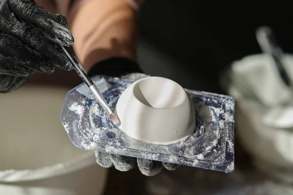 Processo de bombas de banho artesanais. Preparação de bombas de banho. Ingredientes e decoração floral em uma mesa vintage de madeira. — Fotografia de Stock