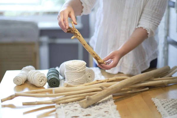 El yapımı makrome doku deseni yakın plan. ECO dostu modern örgü doğal dekorasyon konsepti. Güzel boho makrome duvar paneli rahat bir atmosfer ekler.