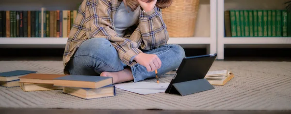 Nierozpoznawalna dziewczyna odrabiająca lekcje przy biurku w sypialni. nastolatka uczennica szkoły pisać notatki oglądać wideo online webinar uczyć się na laptopie. odległość elearning kurs wideo konferencja pc połączenie. — Zdjęcie stockowe