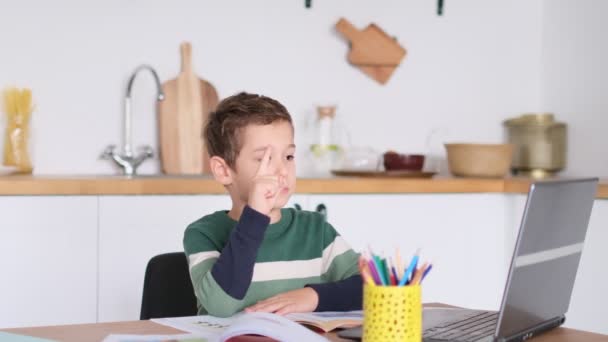 Menino está estudando matemática em uma escola on-line, mostrando a resposta à pergunta via comunicação de vídeo, Slow Motion Shot — Vídeo de Stock