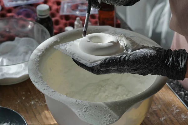 Processo de bombas de banho artesanais. Preparação de bombas de banho. Ingredientes e decoração floral em uma mesa vintage de madeira. — Fotografia de Stock