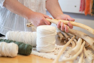 El yapımı makrome doku deseni yakın plan. ECO dostu modern örgü doğal dekorasyon konsepti. Güzel boho makrome duvar paneli rahat bir atmosfer ekler.