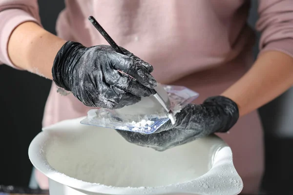 Processo de bombas de banho artesanais. Preparação de bombas de banho. Ingredientes e decoração floral em uma mesa vintage de madeira. — Fotografia de Stock