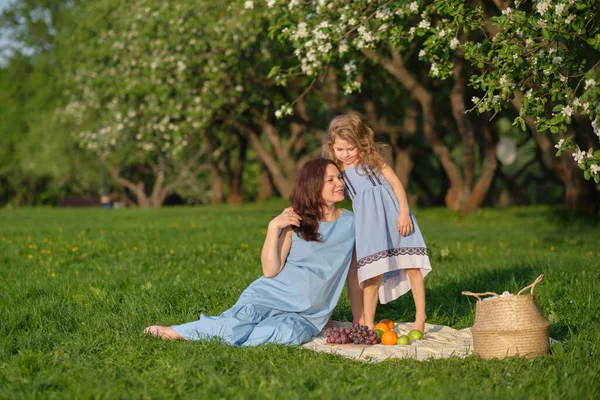 Mãe e filho se divertindo no parque. Mãe e filha brincando juntas em um parque. Conceito de família feliz. — Fotografia de Stock