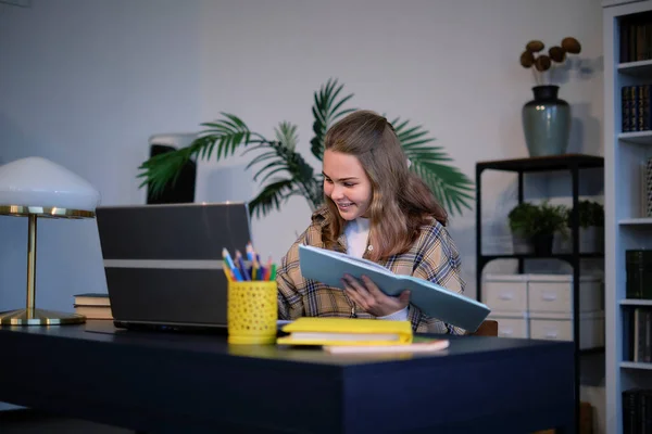 Tinédzser lány, aki házi feladatot csinál egy asztalnál. távolság elearning tanfolyam videó konferencia pc hívás. — Stock Fotó