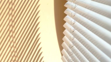 Açık modern yatay perdeleri olan pencere. Güneş ışığı Venedik panjurlarından, soyut arkaplanlardan parlıyor..