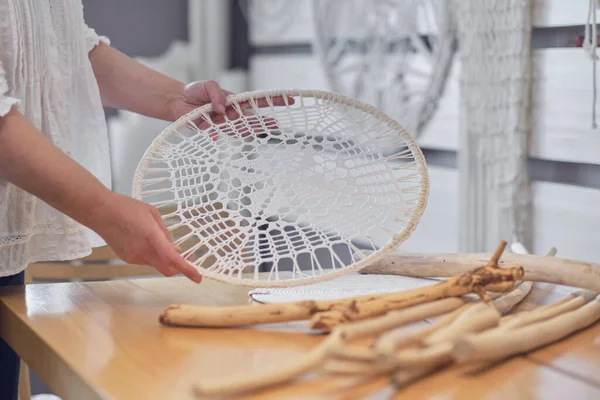 Nœuds de base de macramé, la vue de derrière l'épaule gros plan des mains des femmes, elle noue des nœuds. Eco friendly moderne tricot DIY concept de décoration naturelle. — Photo