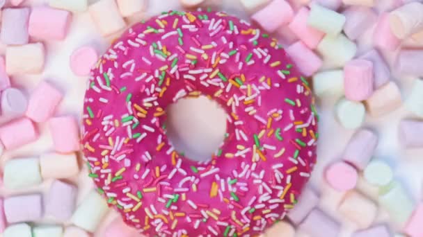 Draufsicht auf verschiedene Donuts auf weißem Hintergrund. Stop-Motion-Video — Stockvideo