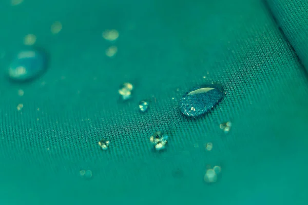 Water Proof Textile bloquea el paso del agua para mantenerse seca. abalorios de agua sobre tela. —  Fotos de Stock