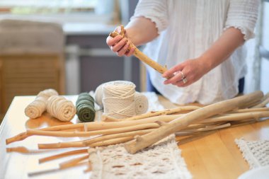 El yapımı makrome doku deseni yakın plan. ECO dostu modern örgü doğal dekorasyon konsepti. Güzel boho makrome duvar paneli rahat bir atmosfer ekler.
