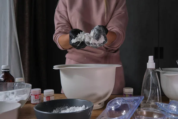 Processo de bombas de banho artesanais. Preparação de bombas de banho. Ingredientes e decoração floral em uma mesa vintage de madeira. — Fotografia de Stock