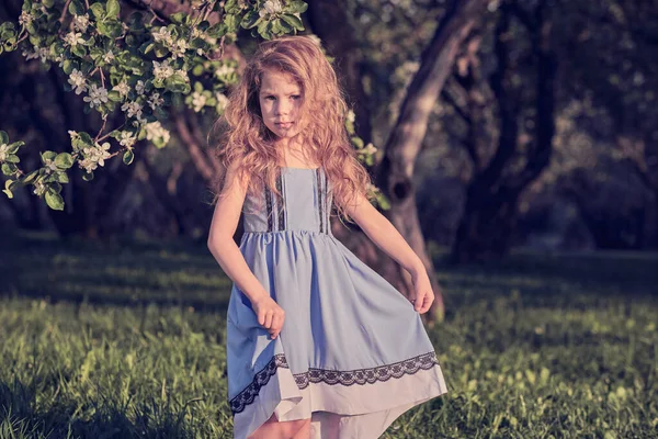Портрет счастливой маленькой девочки с цветами вишни. Весеннее цветение — стоковое фото
