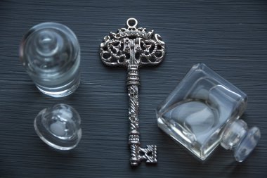 anahtar ve ahşap zemin üzerine parfüm