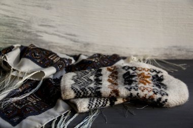 Bej renkli yün atkı ve eldiven. Kış şeylerden.