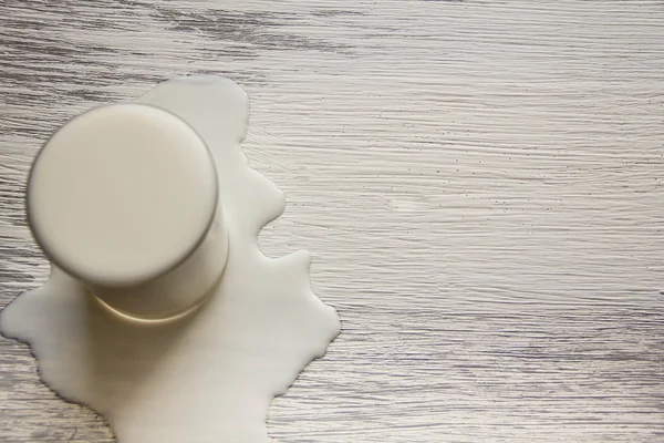 Tazza di brocca e vetro con latte di mandorla sul tavolo di legno. intolleranza senza lattosio — Foto Stock