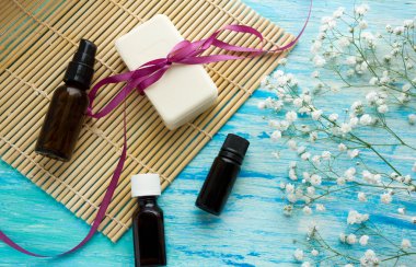 doğal organik sabun şişe esans ve deniz tuz Bitkisel banyo ahşap masa, Spa çiçekli üzerinde