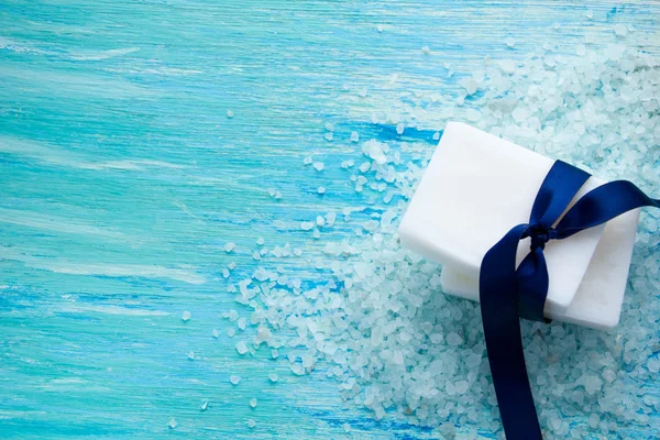 Doğal organik sabun ve ahşap masa üzerinde deniz tuzu — Stok fotoğraf