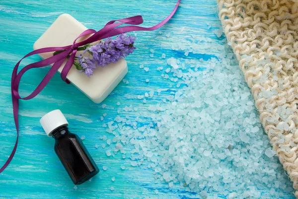 Natuurlijke biologische zeep flessen etherische olie en zee zout kruidenbad op een blauwe houten tafel, Spa — Stockfoto