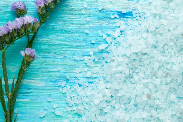Zeezout met bloemen op een blauwe houten tafel — Stockfoto