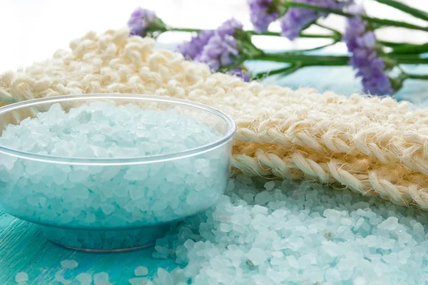 Zee zout kruidenbad op een blauwe houten tafel, Spa — Stockfoto