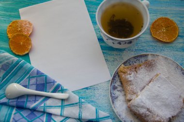 Elmalı turta parçaları ile pudra şekeri serpilir. Üstten Görünüm. Gıda. Tatlı. 