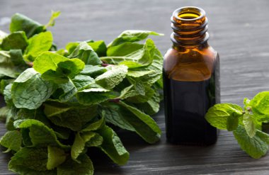 Temel aroma yağı ile ahşap üzerine nane