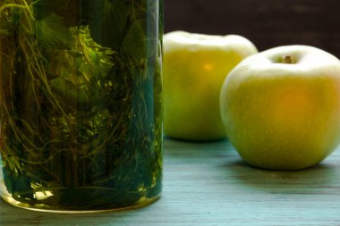 Kimyon ve nane ve elma yapılmış bitkisel çay 