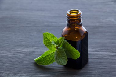 Temel aroma yağı ile ahşap üzerine nane